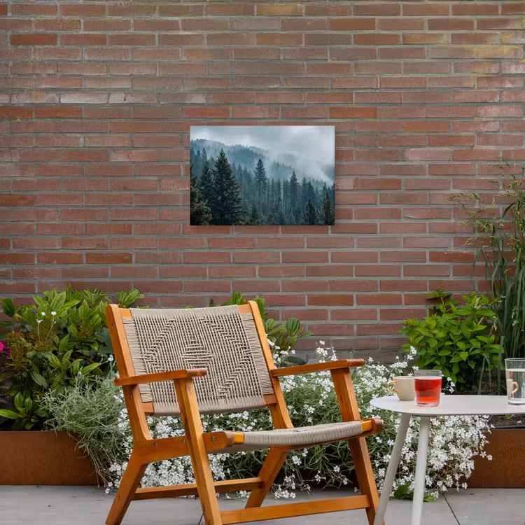 Naaldwoud - Bergen - Mist Tuinposter op houten frame 2 cm dik klein -sfeer3