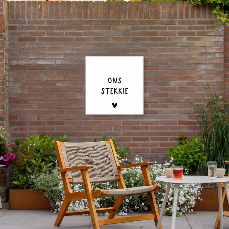 Ons stekkie - Spreuken - Quotes Tuinposter op houten frame 2 cm dik middel -sfeer3