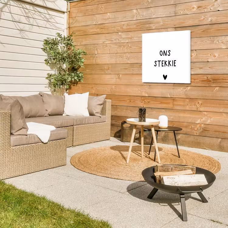 Ons stekkie - Spreuken - Quotes Tuinposter op houten frame 2 cm dik middel -sfeer2