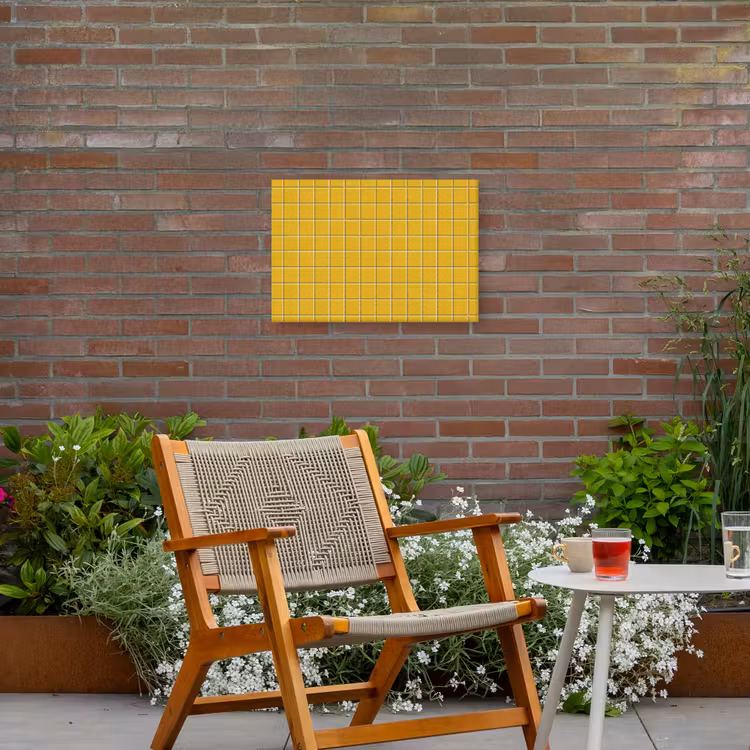 Patroon - Tegel - Okergeel Tuinposter op houten frame 2 cm dik klein 845 -sfeer3