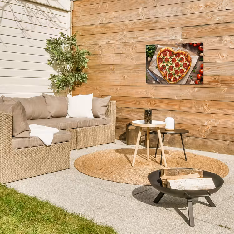 Pizza - Hart - Pepperoni - Tomaat Tuinposter op houten frame 2 cm dik klein -sfeer2