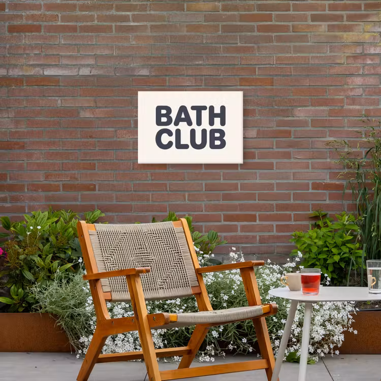 Quote - Grijs - Wit Tuinposter op houten frame 2 cm dik klein -sfeer3