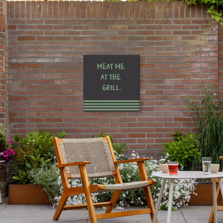 Quote - Groen - Grill - Zomer Tuinposter op houten frame 2 cm dik middel -sfeer3