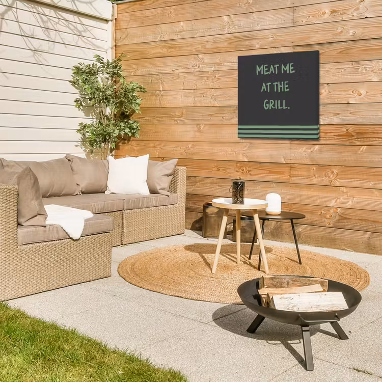 Quote - Groen - Grill - Zomer Tuinposter op houten frame 2 cm dik middel -sfeer2