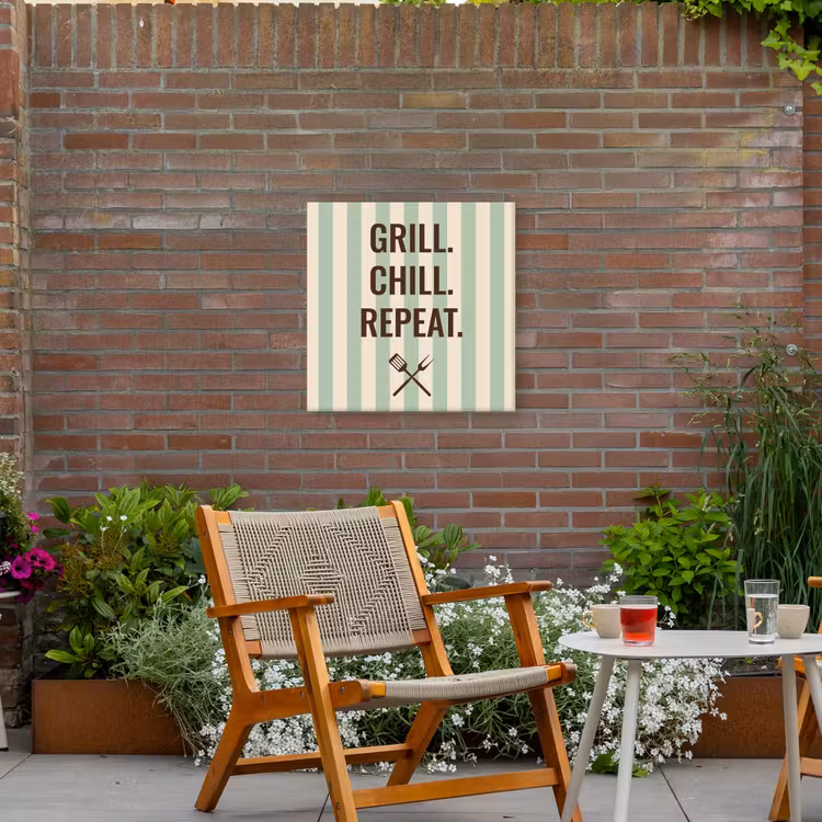 Quote - Strepen - Grill Tuinposter op houten frame 2 cm dik middel -sfeer3