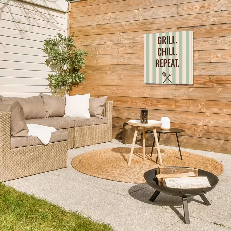 Quote - Strepen - Grill Tuinposter op houten frame 2 cm dik middel -sfeer2