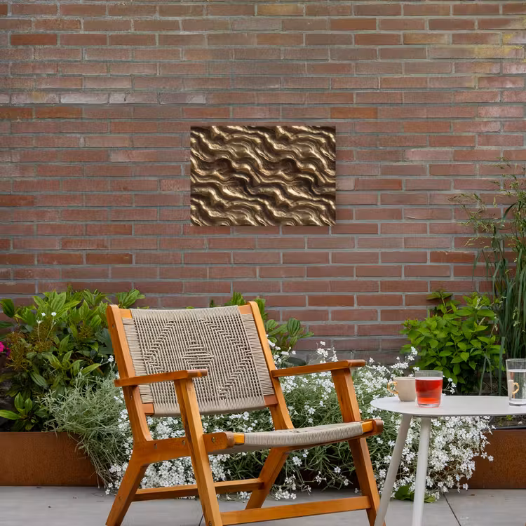 Reliëf - Golven - Abstract - Bronsgoud Tuinposter op houten frame 2 cm dik klein 845 -sfeer3