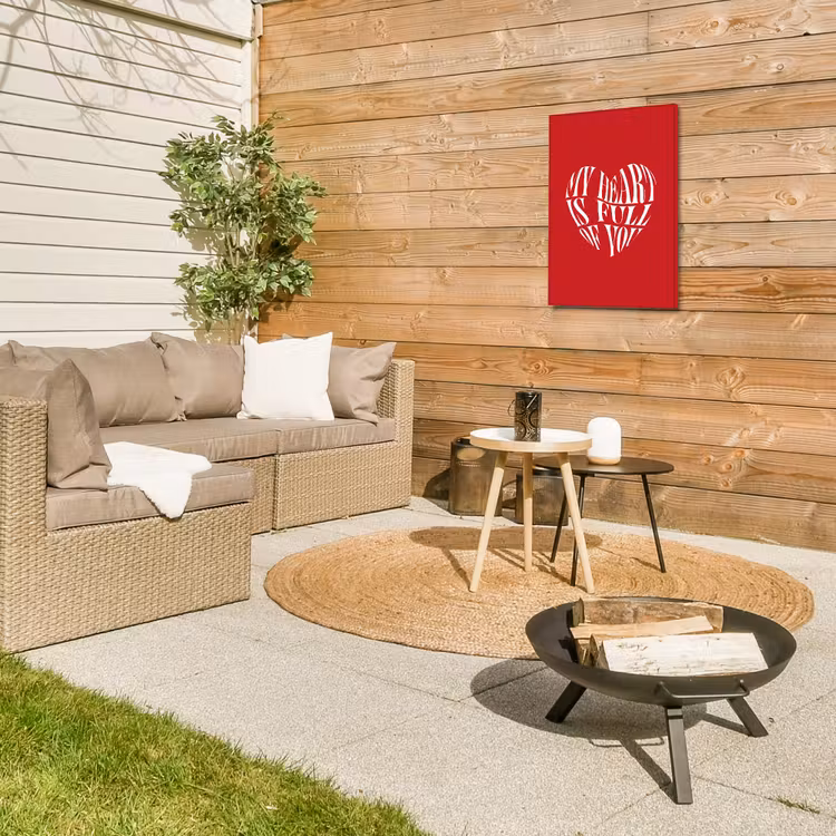 Rood - Hart- Tekst - Valentijn Tuinposter op houten frame 2 cm dik klein -sfeer2