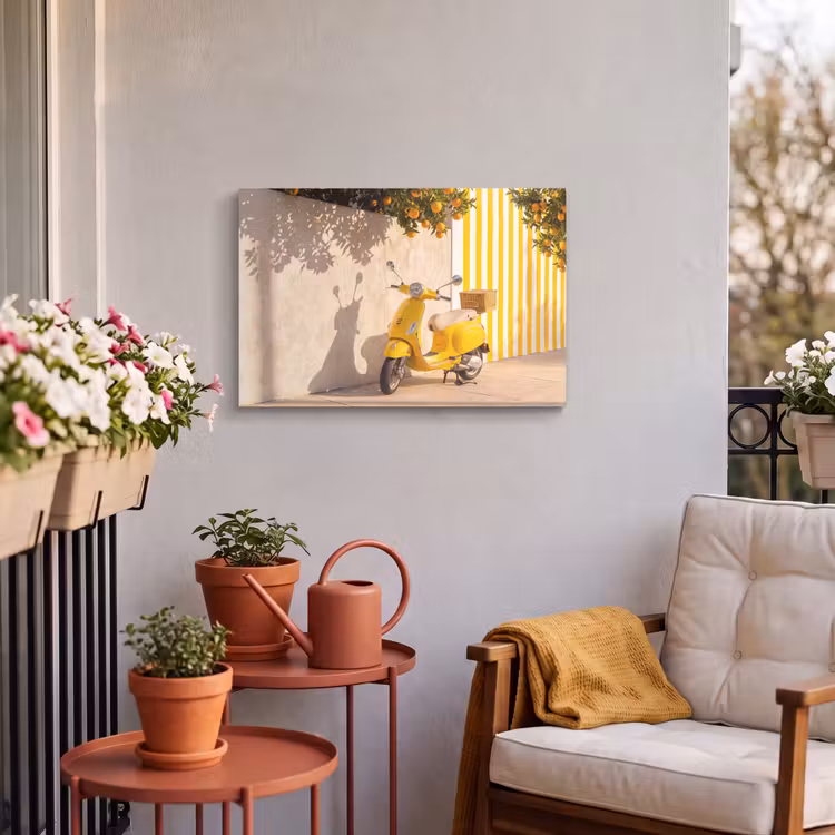 Scooter - Natuur - Zomer - Geel - Mediterraan Tuinposter op houten frame 2 cm dik klein -sfeer1