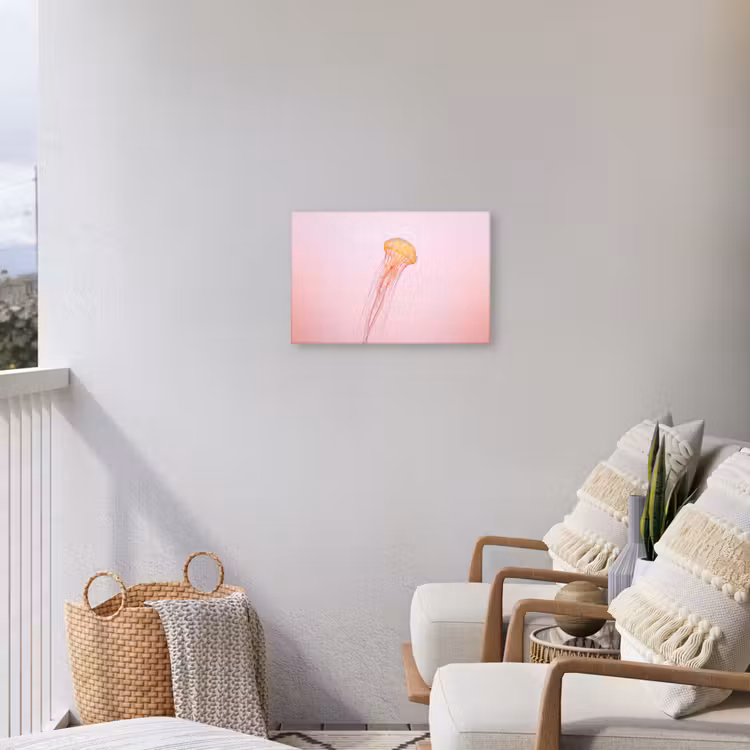 Sierlijk - Kwal - Roze Tuinposter op houten frame 2 cm dik klein -sfeer1
