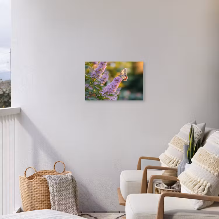 Sierlijke - Vlinder - Paarse - Bloemen Tuinposter op houten frame 2 cm dik klein -sfeer1