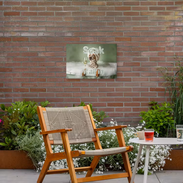 Soak it all in - Hond - Bad Tuinposter op houten frame 2 cm dik klein -sfeer3