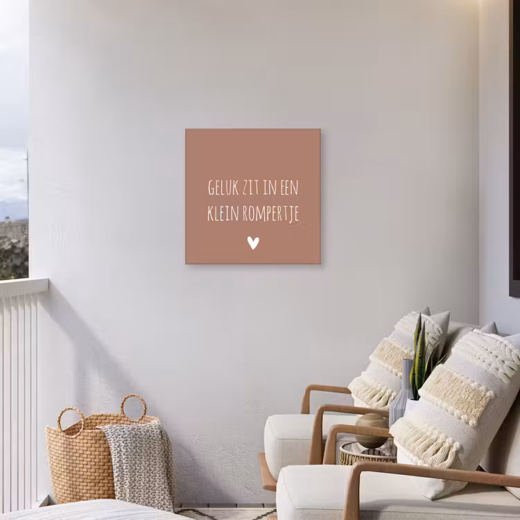 Spreuken - Geluk zit in een klein rompertje - Quotes Tuinposter op houten frame 2 cm dik middel -sfeer1