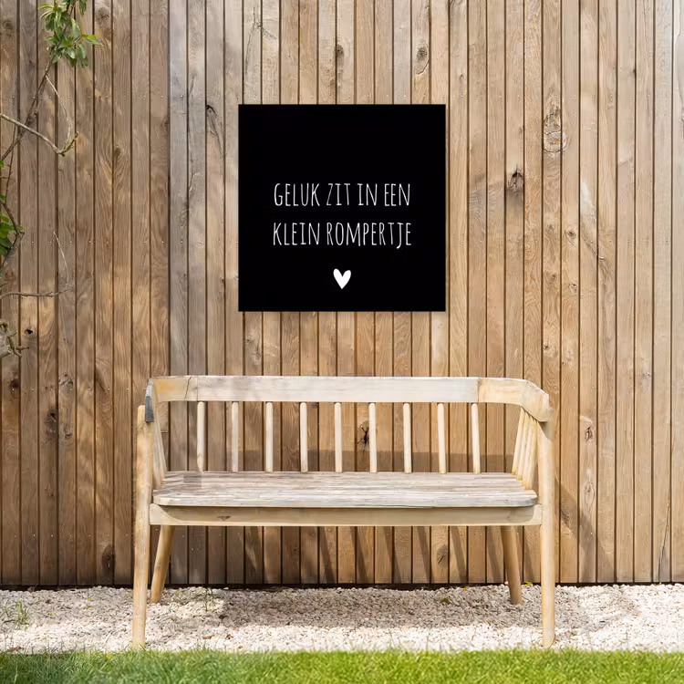 Spreuken - Quotes - Geluk zit in een klein rompertje Tuinposter op houten frame 2 cm dik middel -sfeer4
