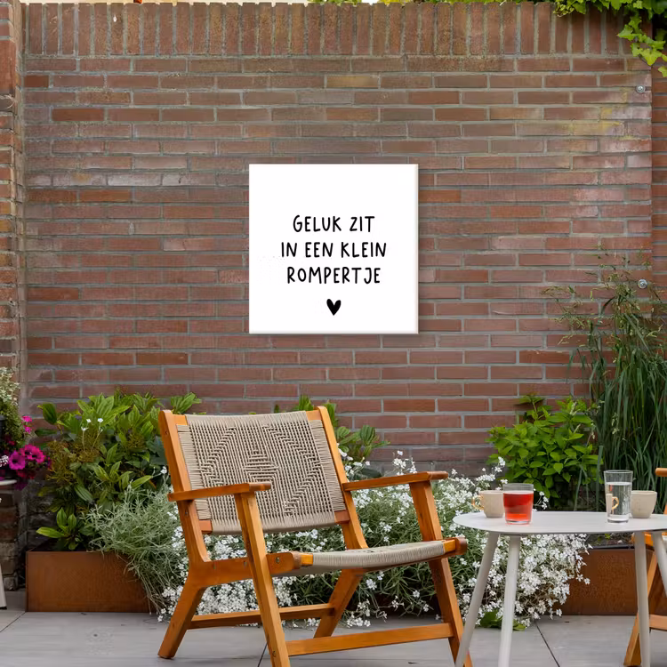 Spreuken - Quotes - Geluk zit in een klein rompertje Tuinposter op houten frame 2 cm dik middel -sfeer3