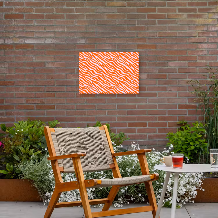 Strepen - Dynamisch - Oranje Tuinposter op houten frame 2 cm dik klein 845 -sfeer3
