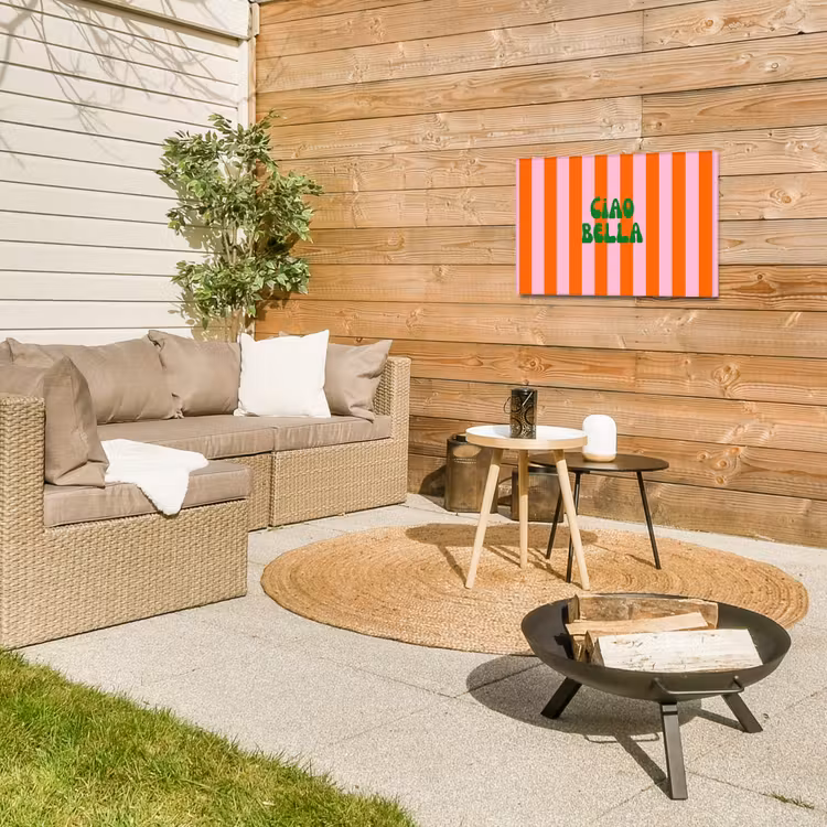 Strepen - Oranje - Verticaal - Ciao bella Tuinposter op houten frame 2 cm dik klein -sfeer2