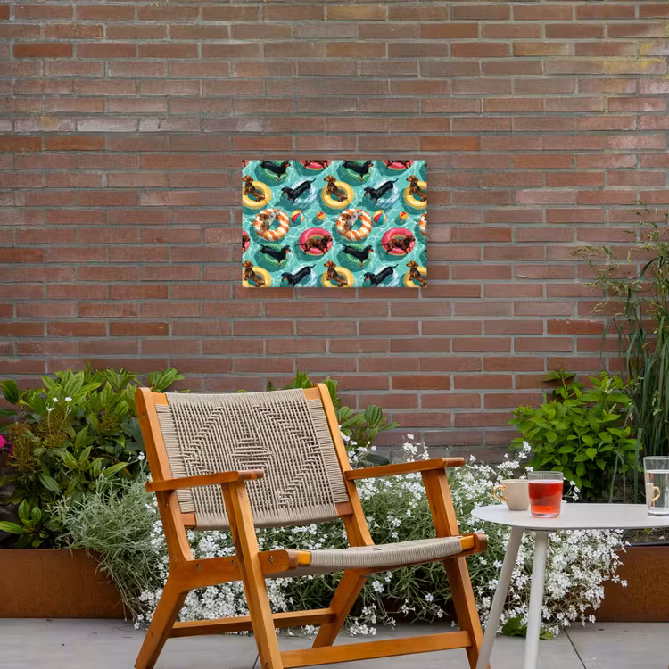 Teckels - Zwembad - Kleurrijk Tuinposter op houten frame 2 cm dik klein 845 -sfeer3