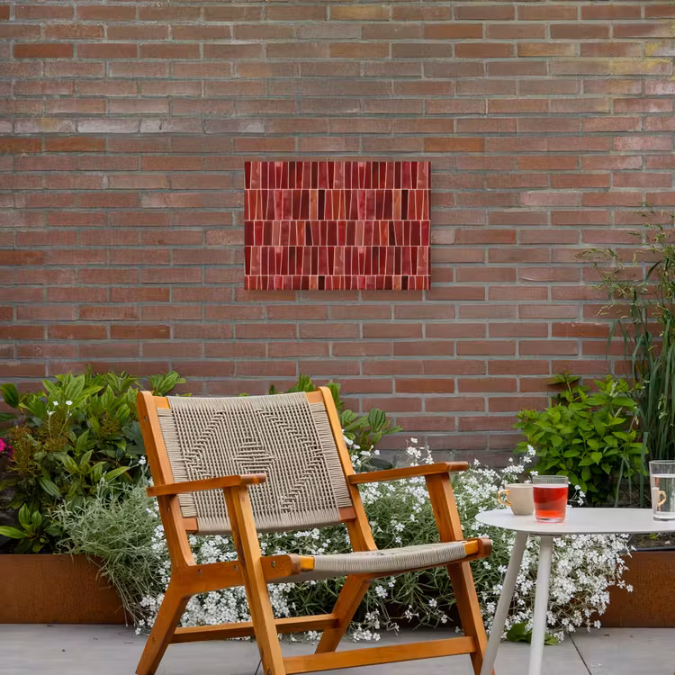 Tegels - Modern - Structuur - Dieprood Tuinposter op houten frame 2 cm dik klein 845 -sfeer3
