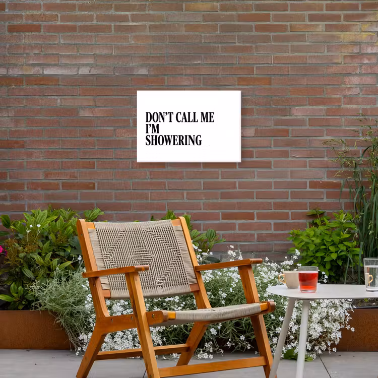Tekst - Modern - Zwart - Wit Tuinposter op houten frame 2 cm dik klein -sfeer3
