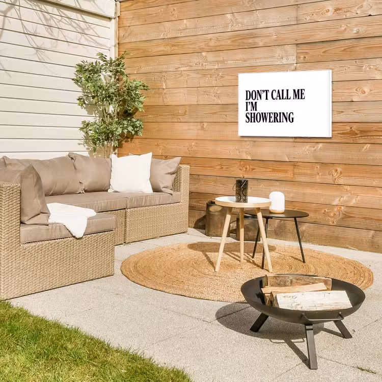 Tekst - Modern - Zwart - Wit Tuinposter op houten frame 2 cm dik klein -sfeer2