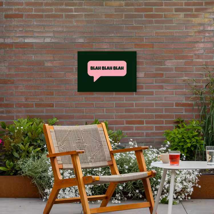 Tekstwolk - BLAH BLAH BLAH - Roze Tuinposter op houten frame 2 cm dik klein -sfeer3