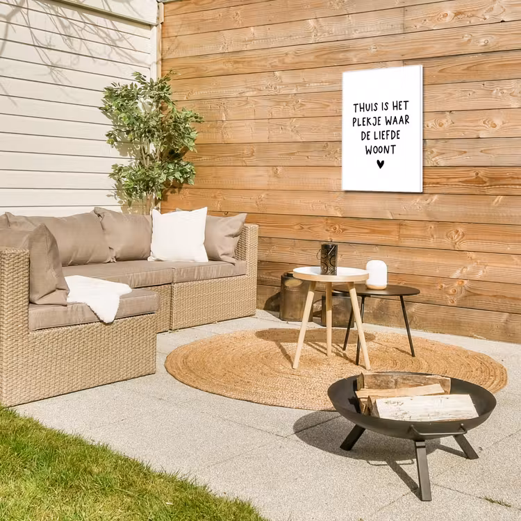 Thuis is het plekje waar de liefde woont - Spreuken - Quotes Tuinposter op houten frame 2 cm dik klein -sfeer2