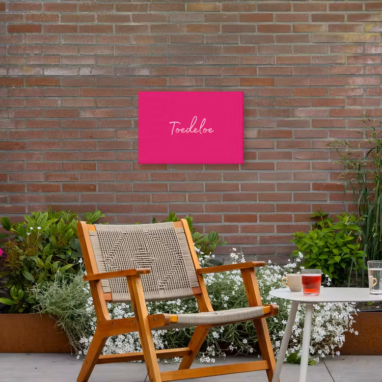 Toedeloe - Roze Tuinposter op houten frame 2 cm dik klein -sfeer3