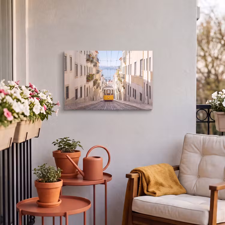 Tram - Straat - Stad - Architectuur - Geel Tuinposter op houten frame 2 cm dik klein -sfeer1