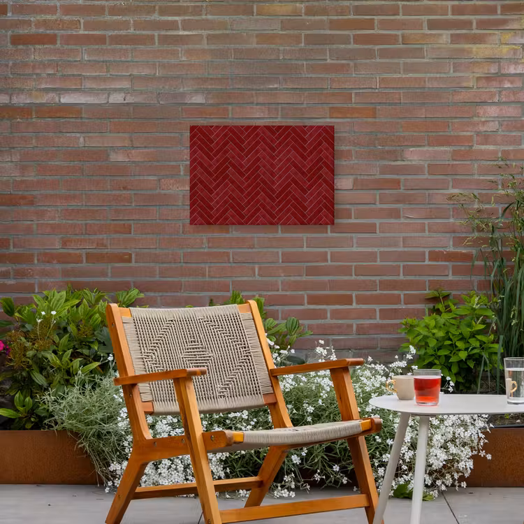 Visgraat - Wandtegel - Bordeaux - Rood Tuinposter op houten frame 2 cm dik klein 845 -sfeer3