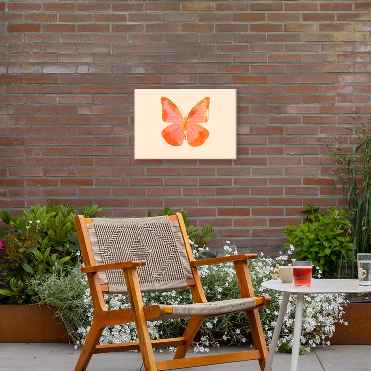 Vlinder - Minimalistisch - Roze Tuinposter op houten frame 2 cm dik klein -sfeer3