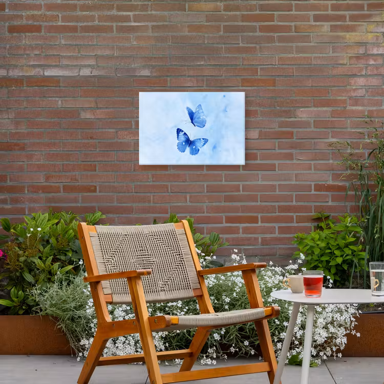 Vlinders - Sierlijk - Blauw Tuinposter op houten frame 2 cm dik klein -sfeer3