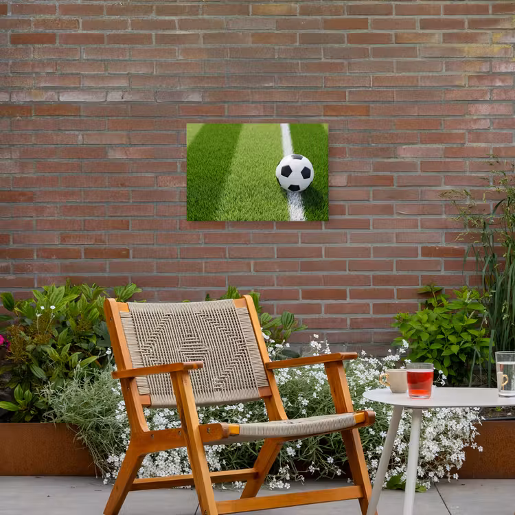 Voetbal - Grasveld - Sport - Groen Tuinposter op houten frame 2 cm dik klein -sfeer3
