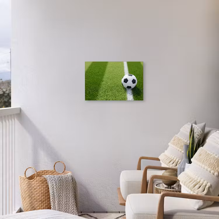 Voetbal - Grasveld - Sport - Groen Tuinposter op houten frame 2 cm dik klein -sfeer1
