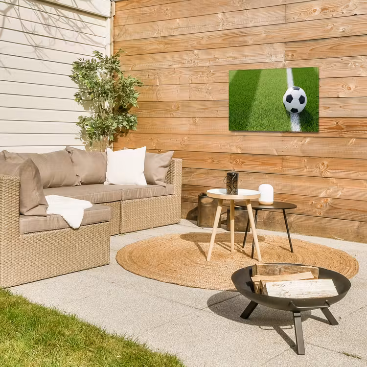 Voetbal - Grasveld - Sport - Groen Tuinposter op houten frame 2 cm dik klein -sfeer2