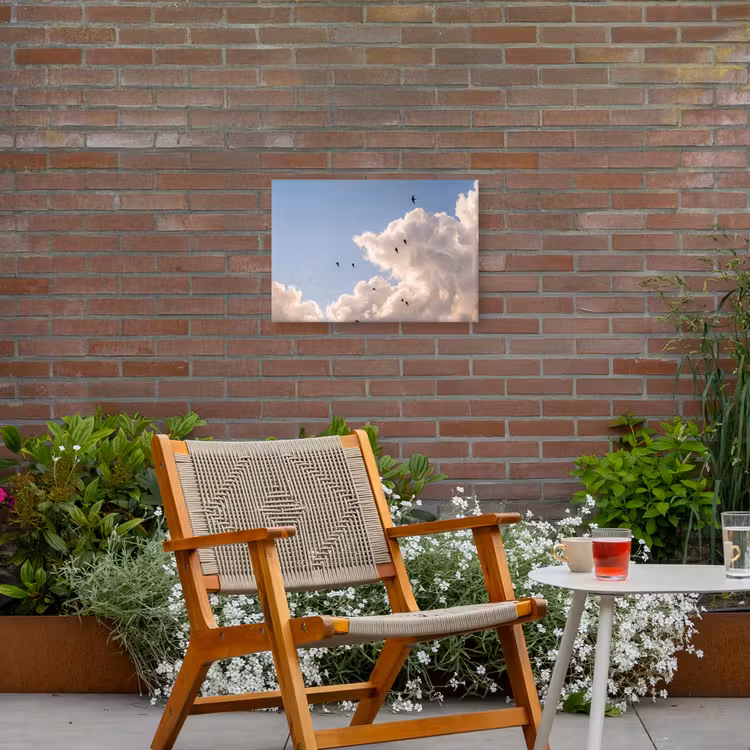 Vogel - Vlucht - Wolken - Natuur - Blauw Tuinposter op houten frame 2 cm dik klein -sfeer3