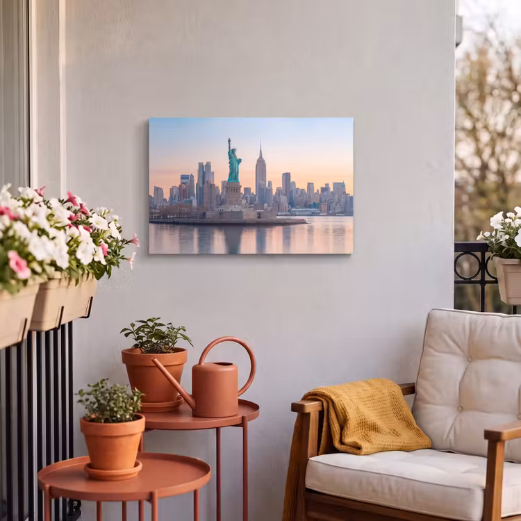 Vrijheidsbeeld - New York - Zonsopgang - Stad - Architectuur Tuinposter op houten frame 2 cm dik klein -sfeer1