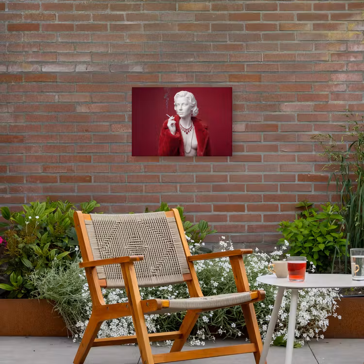 Vrouw - Bontjas - Mode - Klassiek - Rood Tuinposter op houten frame 2 cm dik klein -sfeer3