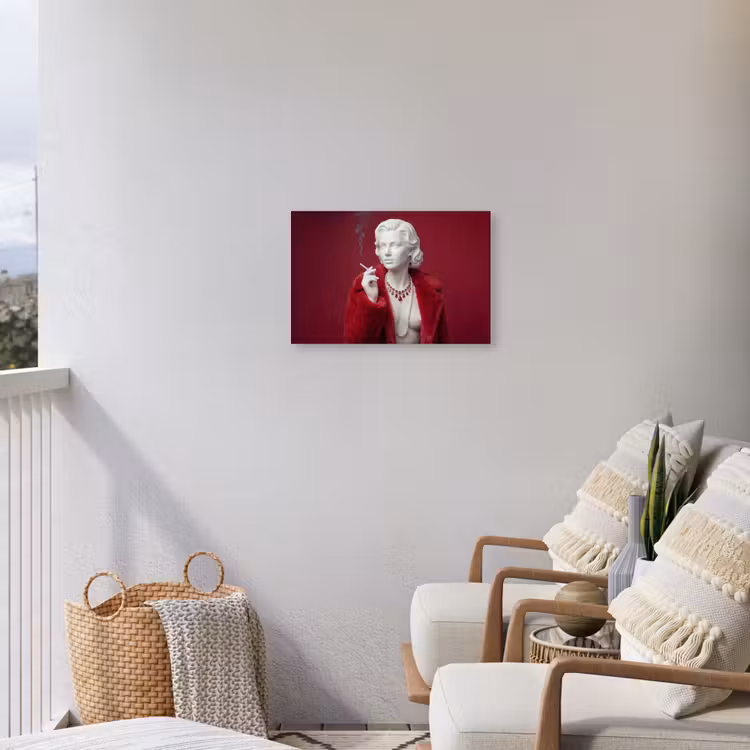Vrouw - Bontjas - Mode - Klassiek - Rood Tuinposter op houten frame 2 cm dik klein -sfeer1
