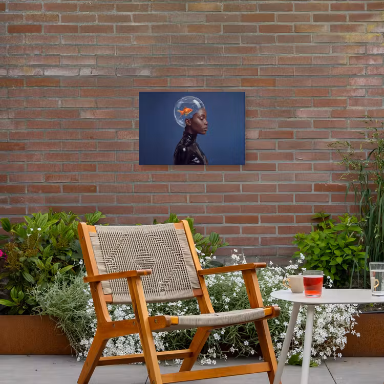 Vrouw - Goudvis - Hoofd - Abstract - Blauw Tuinposter op houten frame 2 cm dik klein -sfeer3