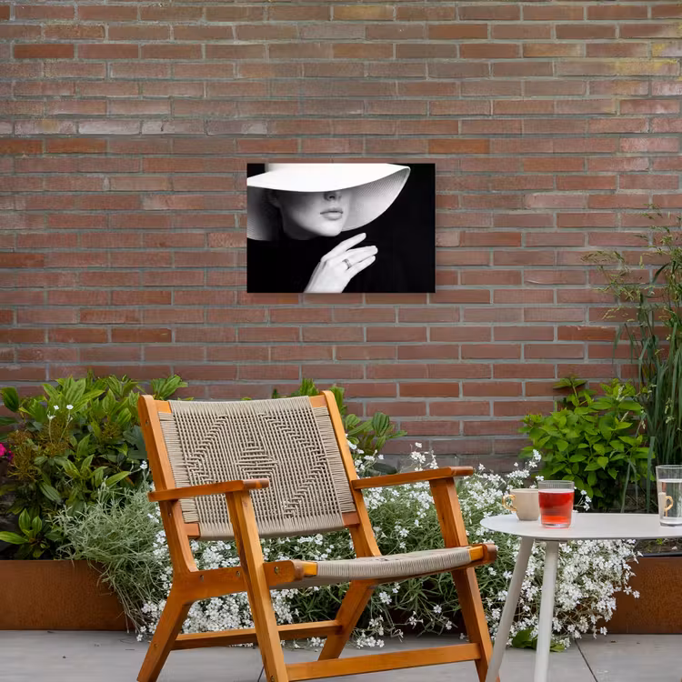 Vrouw - Hoed - Hand - Zwart - Wit - Klassiek Tuinposter op houten frame 2 cm dik klein -sfeer3