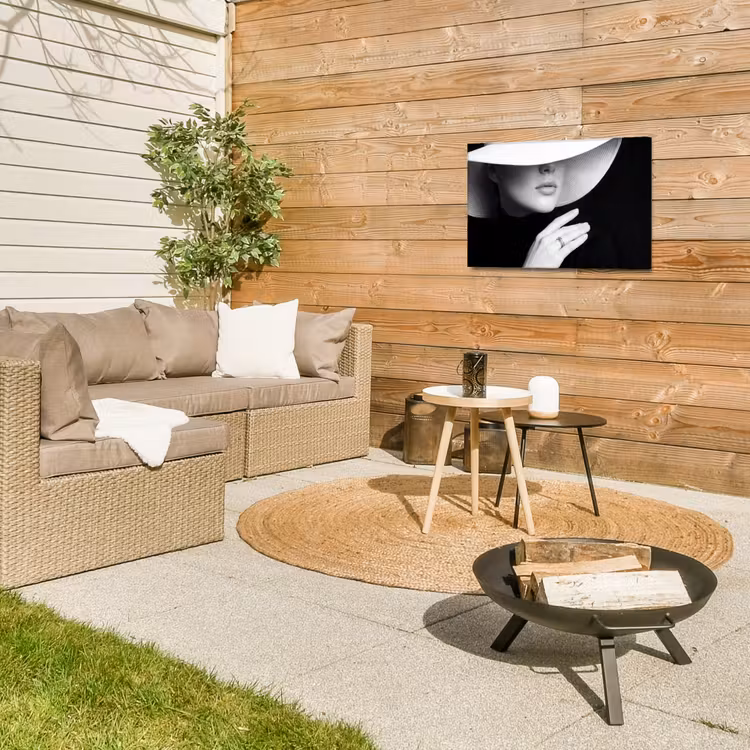 Vrouw - Hoed - Hand - Zwart - Wit - Klassiek Tuinposter op houten frame 2 cm dik klein -sfeer2