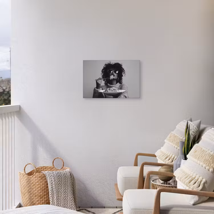 Vrouw - Pasta - Zwart - Wit Tuinposter op houten frame 2 cm dik klein -sfeer1