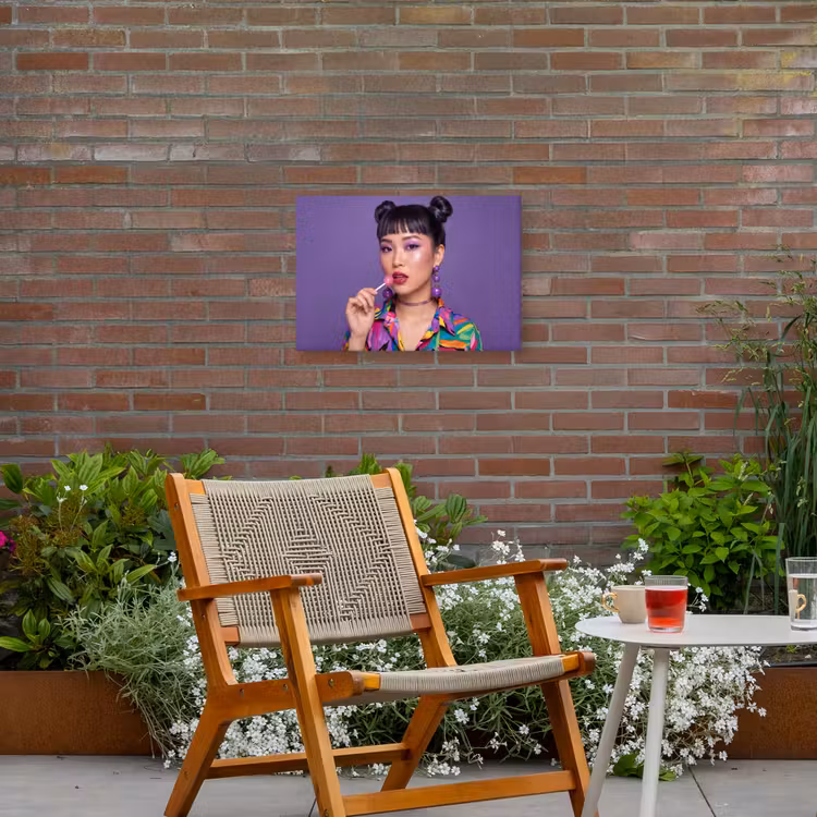 Vrouw - Portret - Make-up - Paars - Levendig Tuinposter op houten frame 2 cm dik klein -sfeer3