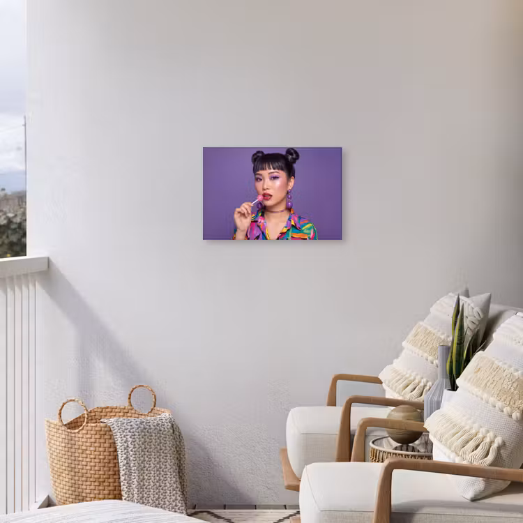 Vrouw - Portret - Make-up - Paars - Levendig Tuinposter op houten frame 2 cm dik klein -sfeer1