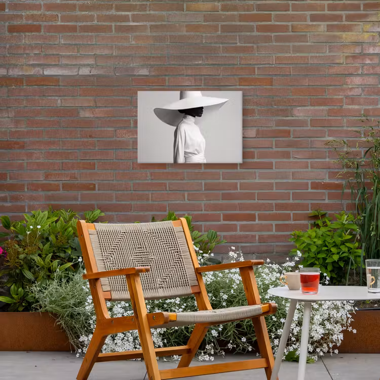 Vrouw - Profiel - Hoed - Zwart - Wit - Minimalistisch Tuinposter op houten frame 2 cm dik klein -sfeer3