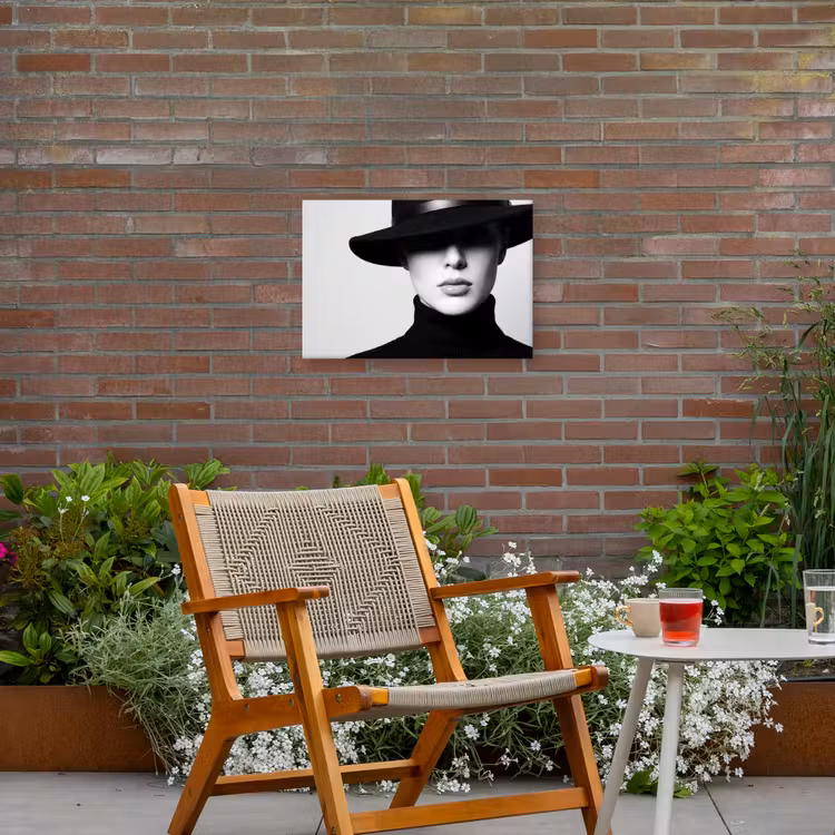 Vrouw - Schaduw - Zwart - Wit - Mysterieus Tuinposter op houten frame 2 cm dik klein -sfeer3