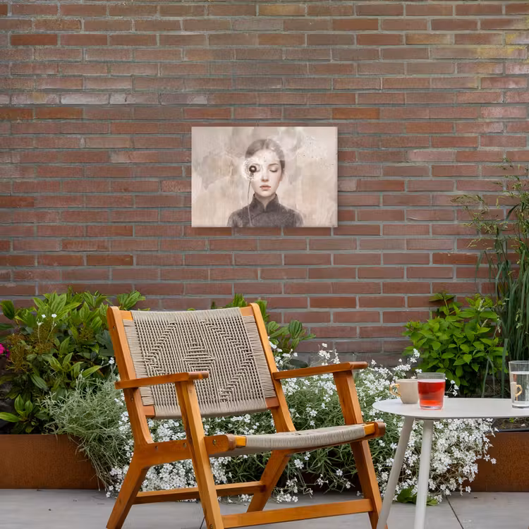 Vrouw - Sereen - Grijs Tuinposter op houten frame 2 cm dik klein -sfeer3