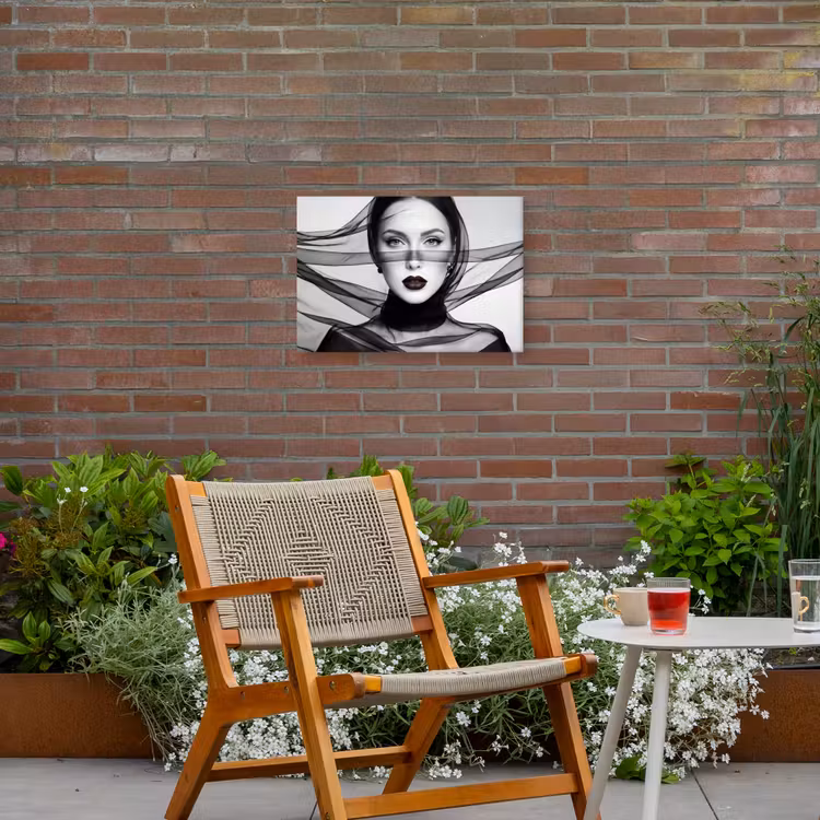 Vrouw - Sluier - Portret - Zwart  - Wit - Elegant Tuinposter op houten frame 2 cm dik klein -sfeer3