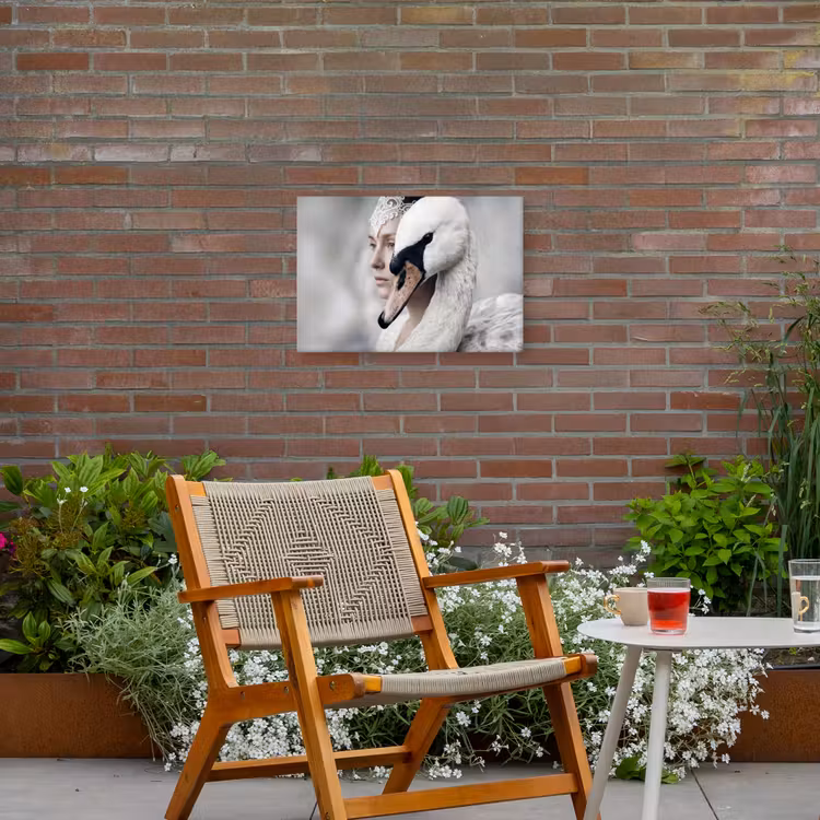 Vrouw - Zwaan - Wit Tuinposter op houten frame 2 cm dik klein -sfeer3
